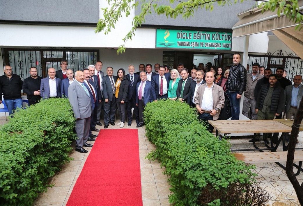 Bursa 1.Bölge milletvekili adayımız  Alpaslan Yıldız,il Bşk yrd ile birlikte Bursa Dicle Eğitim ve Kültür Vakfını ziyaret ettik.