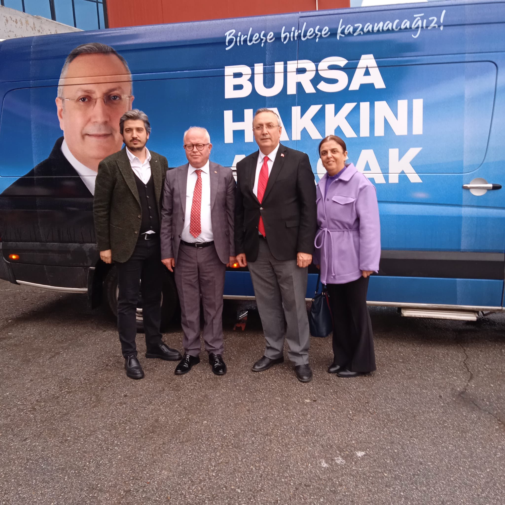 Bursa 1.Bölge milletvekili adayımız Alpaslan Yıldız,il bşk yrd ile birlikte BUTTİM Uluslararası Tekstil ve Ticaret Merkezini ziyaret ettik.