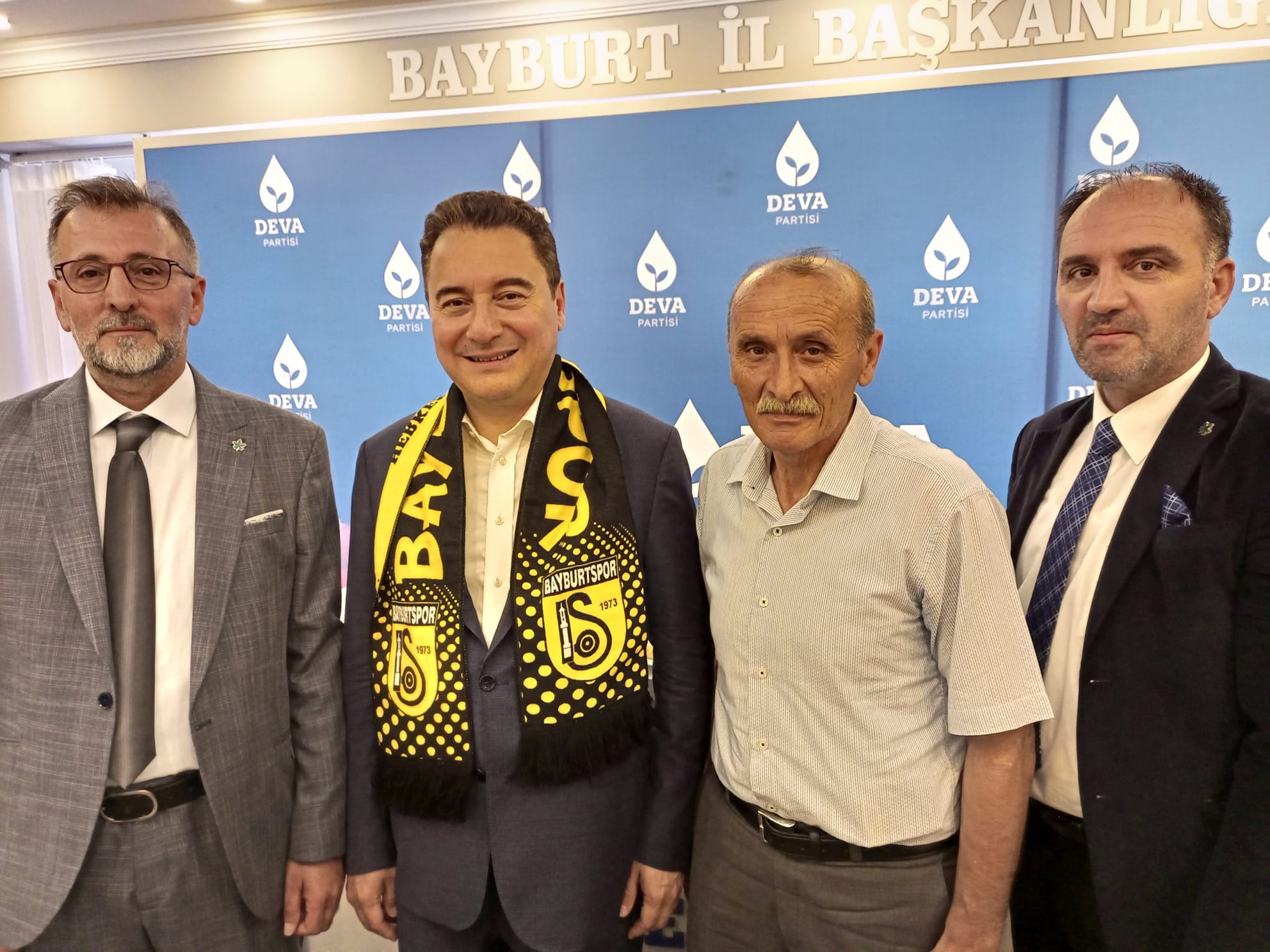 DEVA Partisi Genel Başkanı Ali Babacan, Bayburt İl Başkanlığı binasının açılışı ve bir dizi ziyaretlerde bulunmak üzere Bayburt'a geldi. 