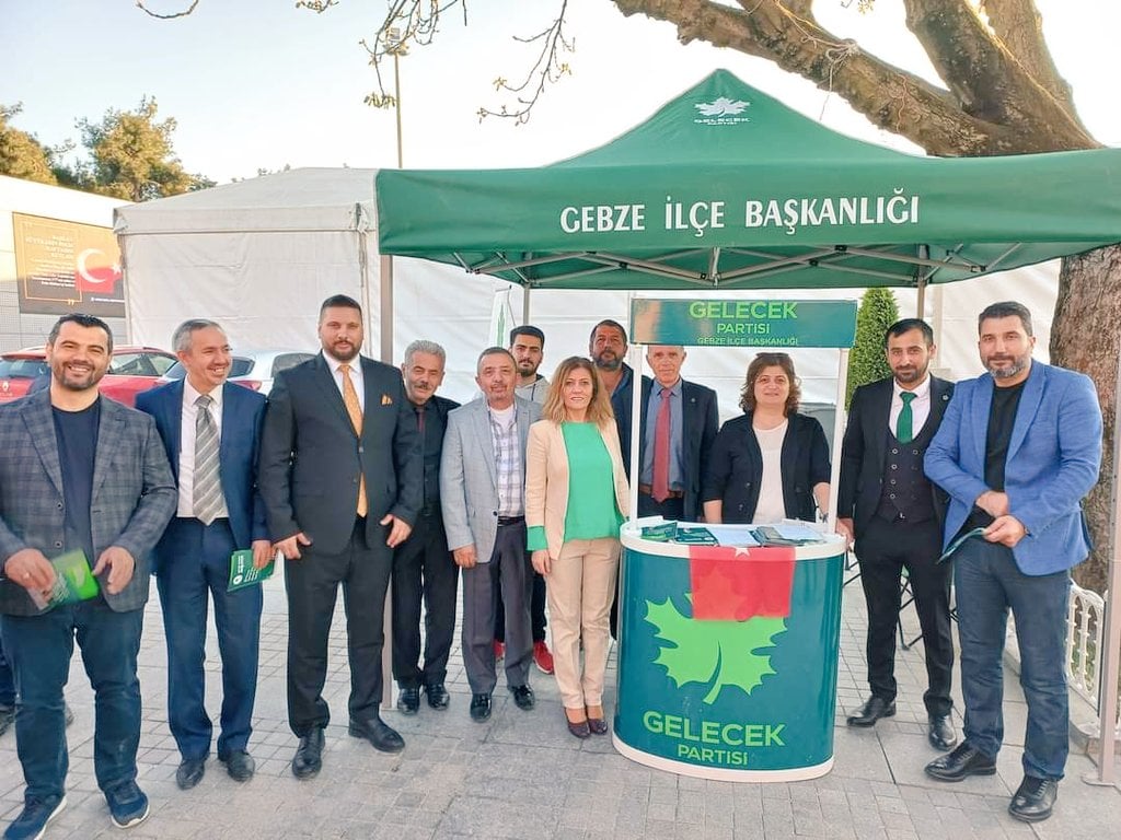 Gebze İlçe Teşkilatımızın Kent Meydanı'nda kurdukları stantta üye çalışmalarına katıldık