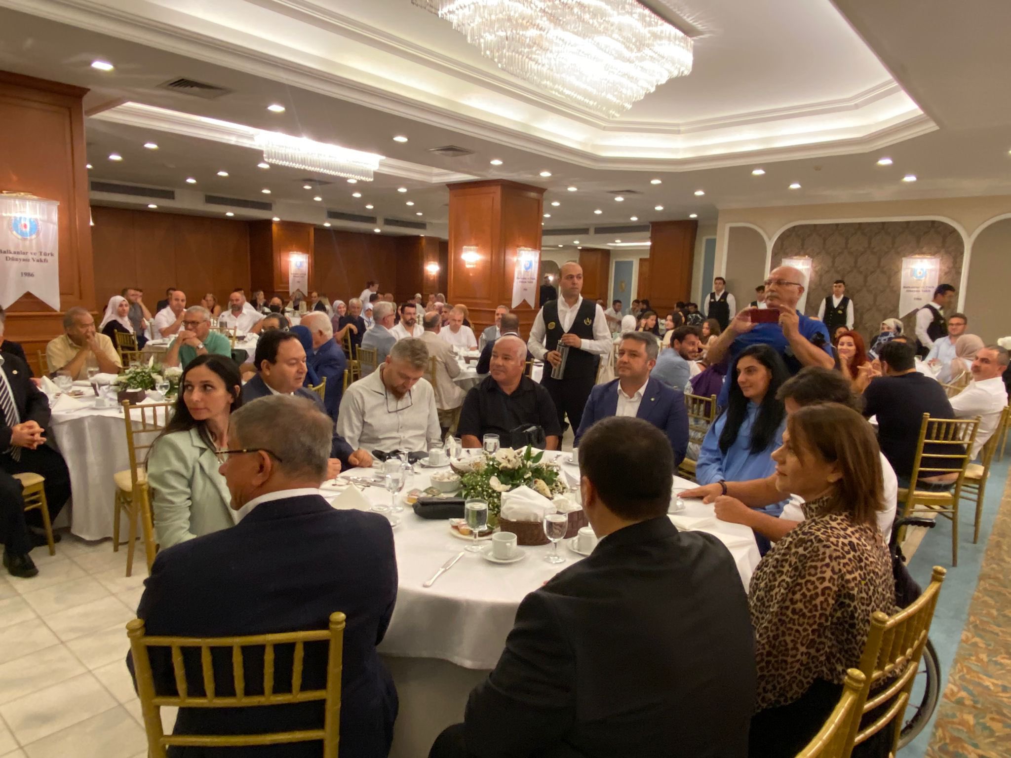 Genel Başkanımız Ahmet Davutoğlu, İl Başkanımız İsa Mesih Şahin ile birlikte, Balkanlar ve Türk Dünyası Vakfı’nın düzenlediği kahvaltı programına katıldı.