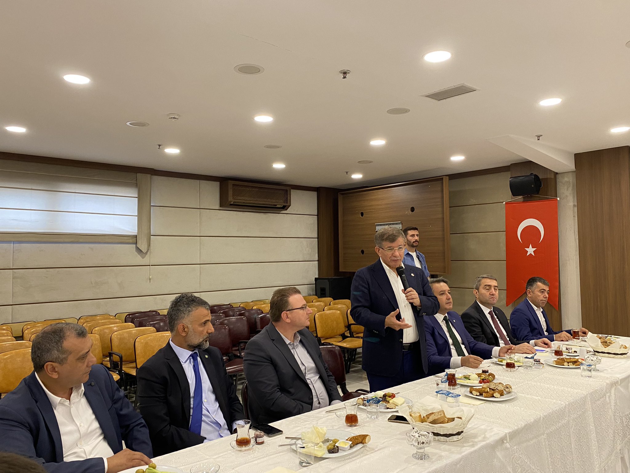 Genel Başkanımız Ahmet Davutoğlu, İl Başkanımız İsa Mesih Şahin ve teşkilat mensuplarımız ile birlikte, Masko Mobilya Kenti Sanayi Sitesi’ni ziyaret etti.
