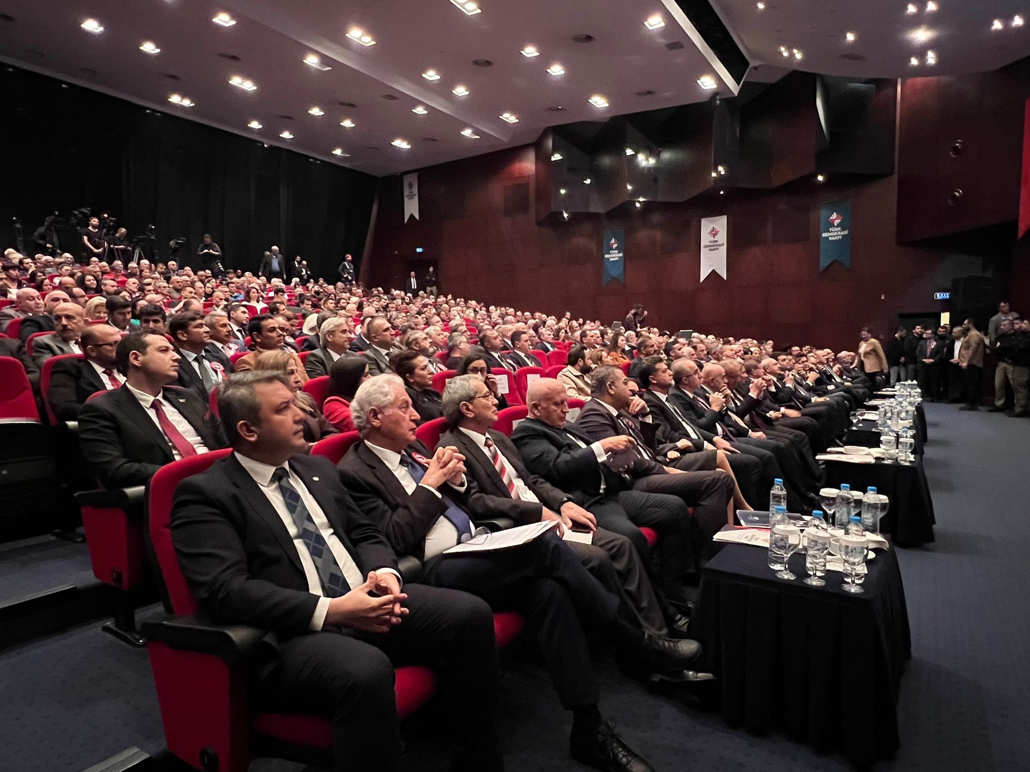 Genel Başkanımız Ahmet Davutoğlu, İl Başkanımız İsa Mesih Şahin ve teşkilat mensuplarımız ile birlikte, Türk Demokrasi Vakfı’nın düzenlediği Demokrasi Şurası’na katıldı.