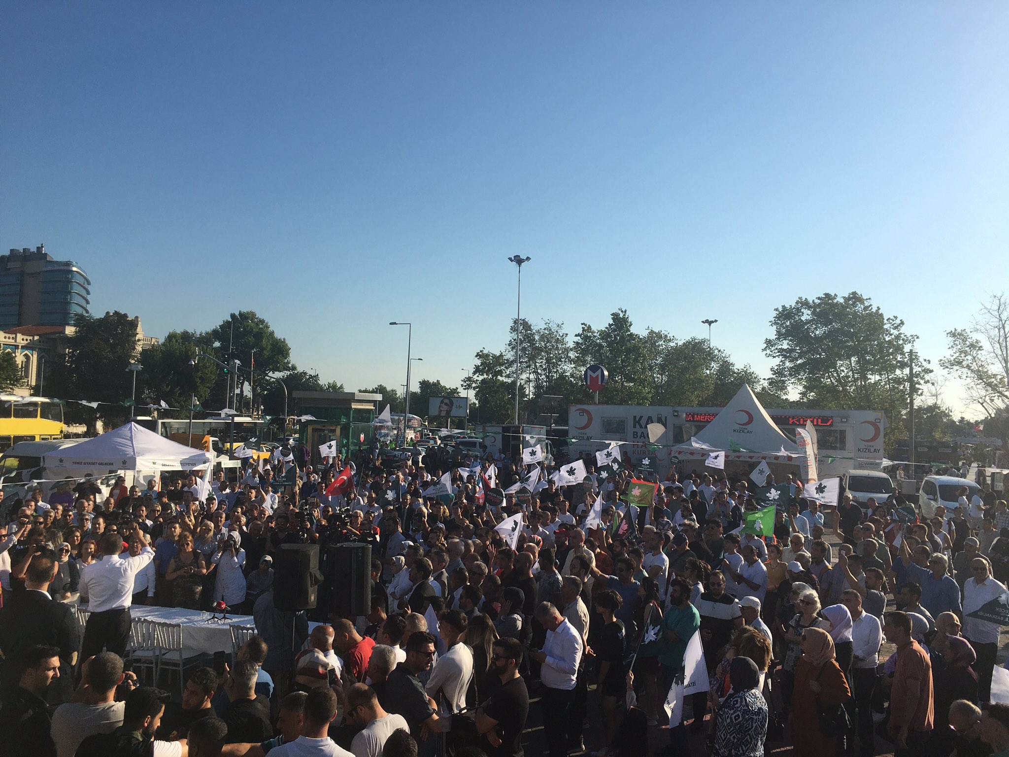 Genel Başkanımız Sayın Ahmet Davutoğlu’nun katılımlarıyla “Geçim İçin Seçim” sloganıyla düzenlediğimiz imza kampanyamız Kadıköy Meydanı’nda gerçekleştirildi.