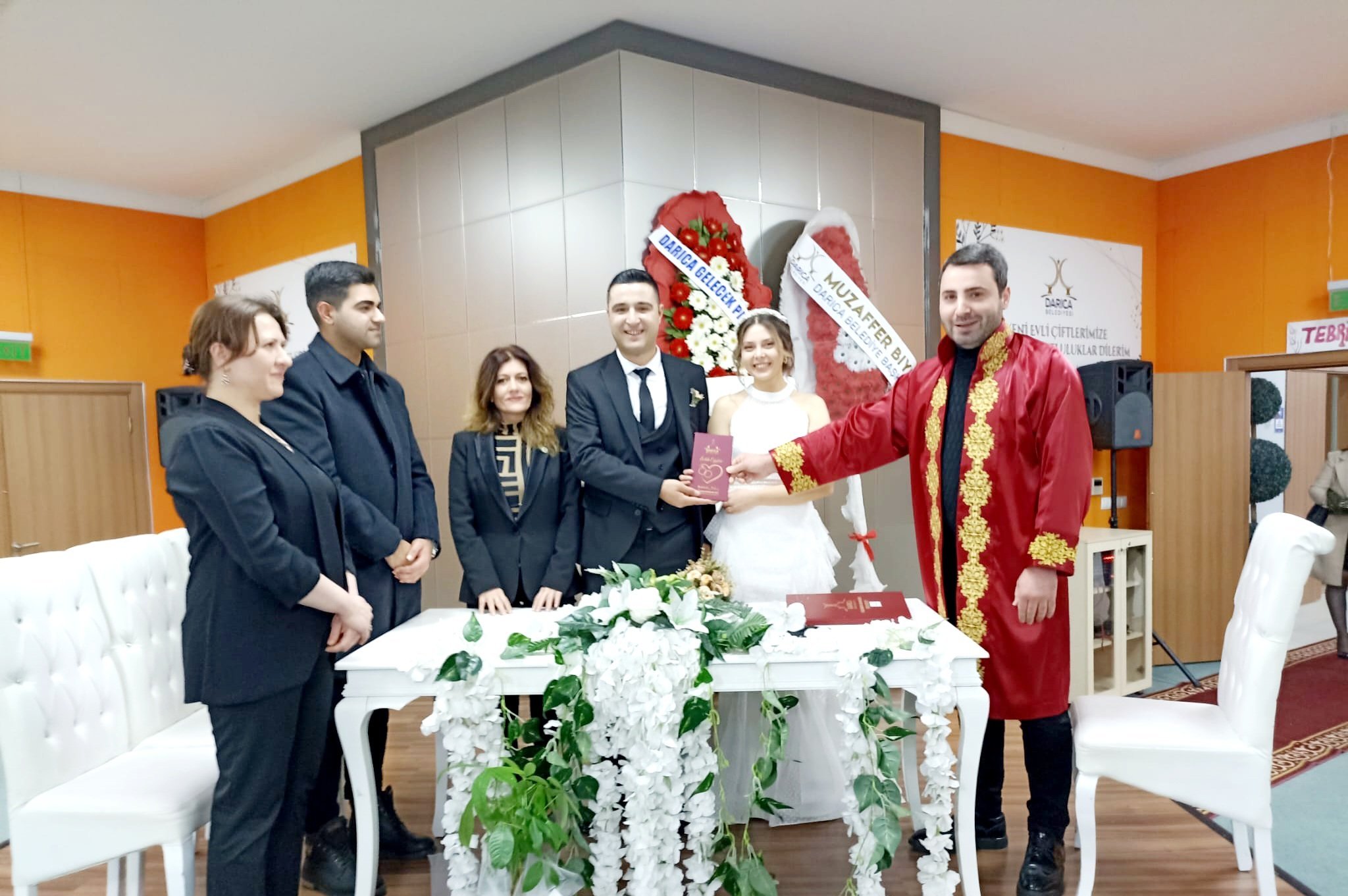 İl Başkan Yardımcılarımız ile Darıca İlçe Başkanımız Zeynep Subaşı' nın oğlu Taner ve Merve' nin nikah merasimine katıldık.
