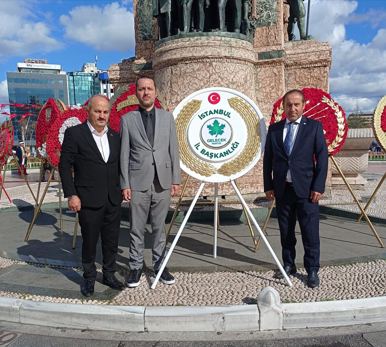 İl Başkan Yardımcımız Dr. Furkan Övündür, Beyoğlu İlçe Başkanımız Yılmaz Bozyokuş ile birlikte, İstanbul’un Kurtuluşu’nun 99’uncu yılı vesilesiyle Taksim Cumhuriyet Anıtı’nda düzenlenen resmi törene katılarak çelenk bıraktı.