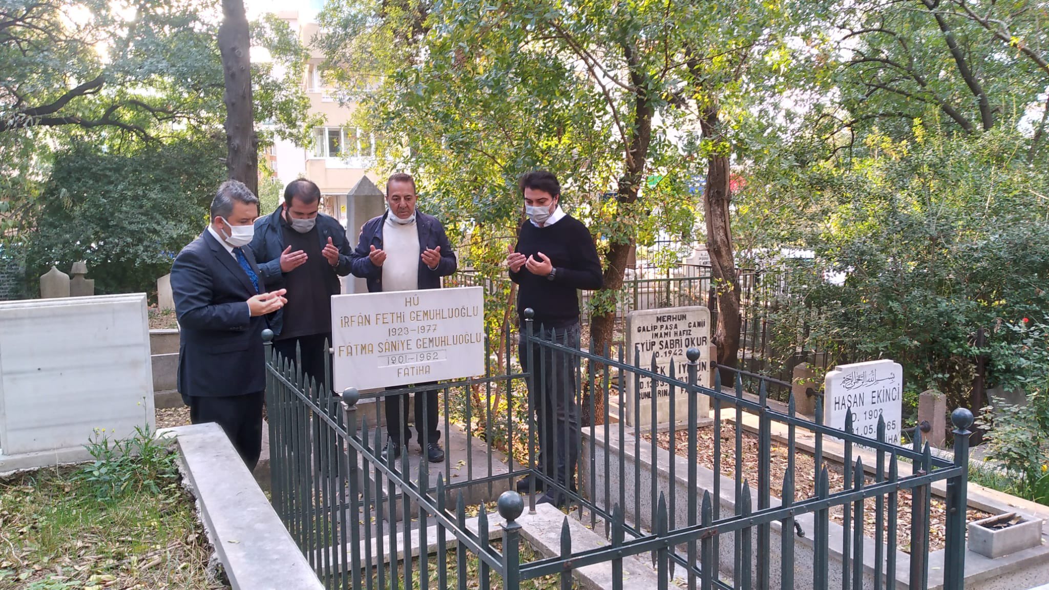 İl Başkanımız İsa Mesih Şahin, bürokrat, şair ve yazar Fethi Gemuhluoğlu'nu kabri başında andı.