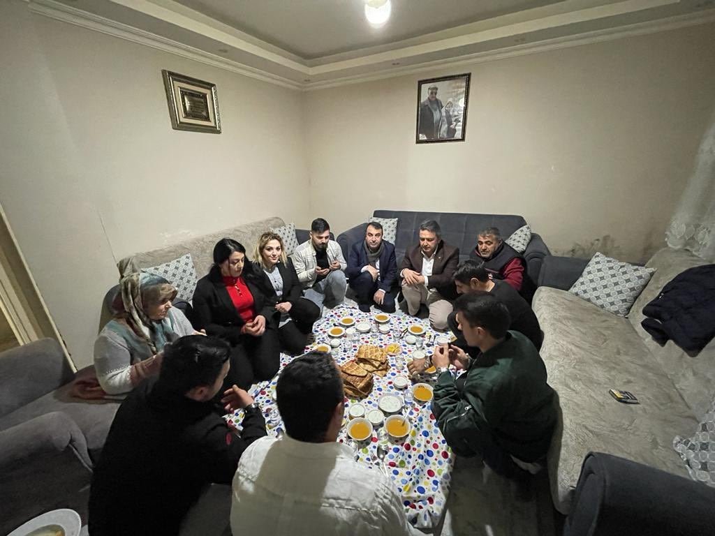 İl Başkanımız İsa Mesih Şahin, Eyüpsultan İslambey Mahallesi’nde Tekin Ailesinin iftar sofrasına konuk oldu.