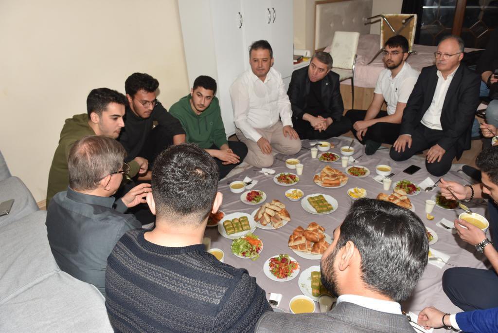 İl Başkanımız İsa Mesih Şahin, Genel Başkanımız Sayın Ahmet Davutoğlu ile birlikte Kağıthane Gültepe mahallesinde öğrencilerle iftar yaptı