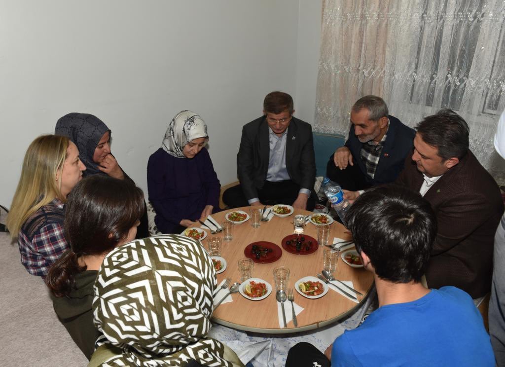 İl Başkanımız İsa Mesih Şahin, Genel Başkanımız Sn. Ahmet Davutoğlu ile birlikte iftarda Oğurlu ailesinin konuğu oldu