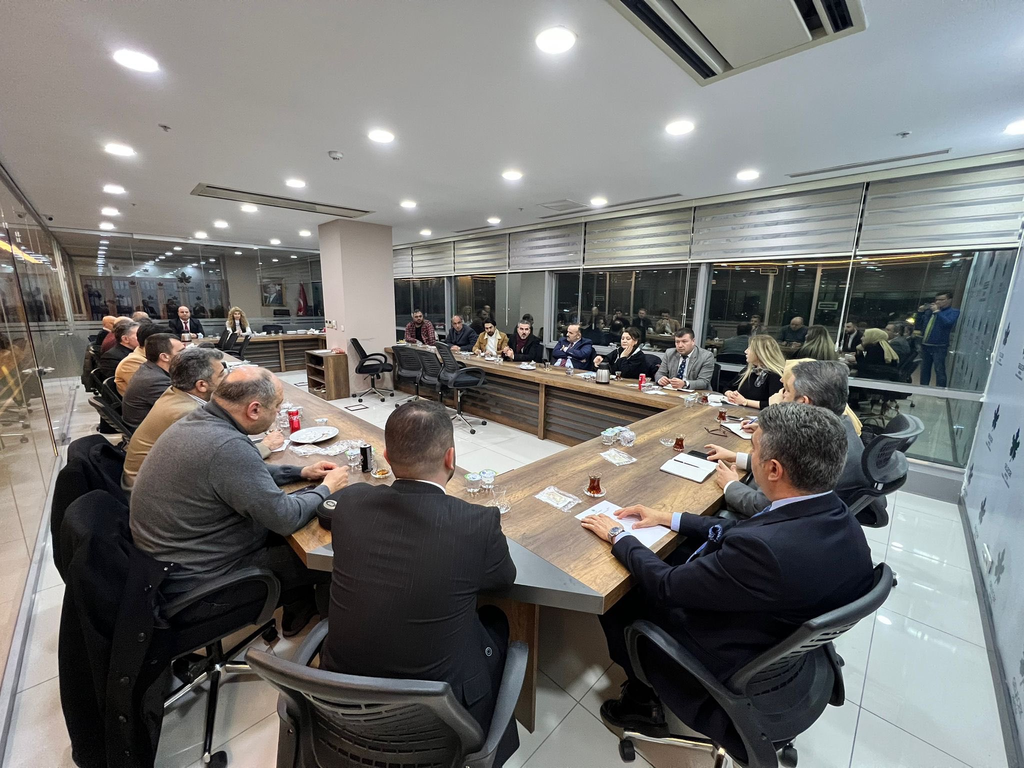 İl Başkanımız İsa Mesih Şahin, İl Başkan Yardımcımız Mehmet Bekhan başkanlığında toplanan İlçe Yerel Yönetimler ve Şehircilik Birim Başkanları Toplantısına katıldı