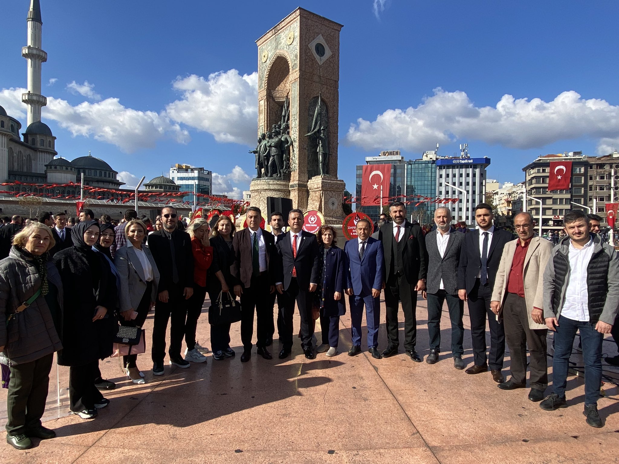 İl Başkanımız İsa Mesih Şahin, il ve ilçe teşkilat mensuplarımız ile birlikte 29 Ekim Cumhuriyet Bayramı kutlamaları kapsamında Taksim Cumhuriyet Anıtı'nda düzenlenen Çelenk Sunma Töreni'ne katıldı.
