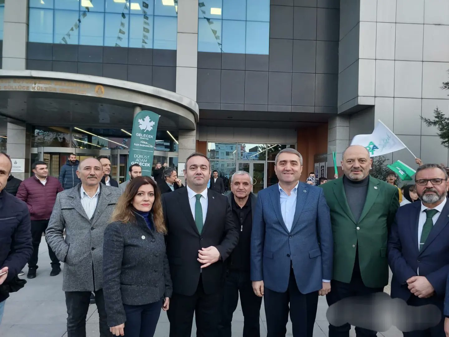 İl Başkanımız Serap Çakır, İl Yöneticimiz Nihat Yapanoğlu, Çayırova İlçe Başkanımız İbrahim Fazlıoğlu ve ilçe yöneticilerimizle Tuzla'da üye katılım törenine katıldık.
