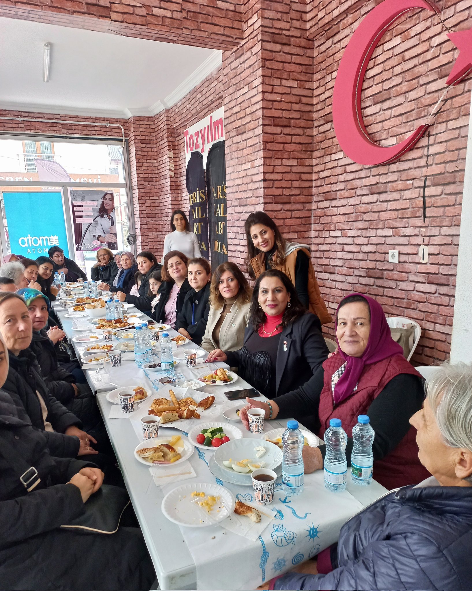 İl Başkanımız Serap Çakır ile Dilya Kara'nın kadınlara özel düzenlemiş olduğu kahvaltı programına katıldık