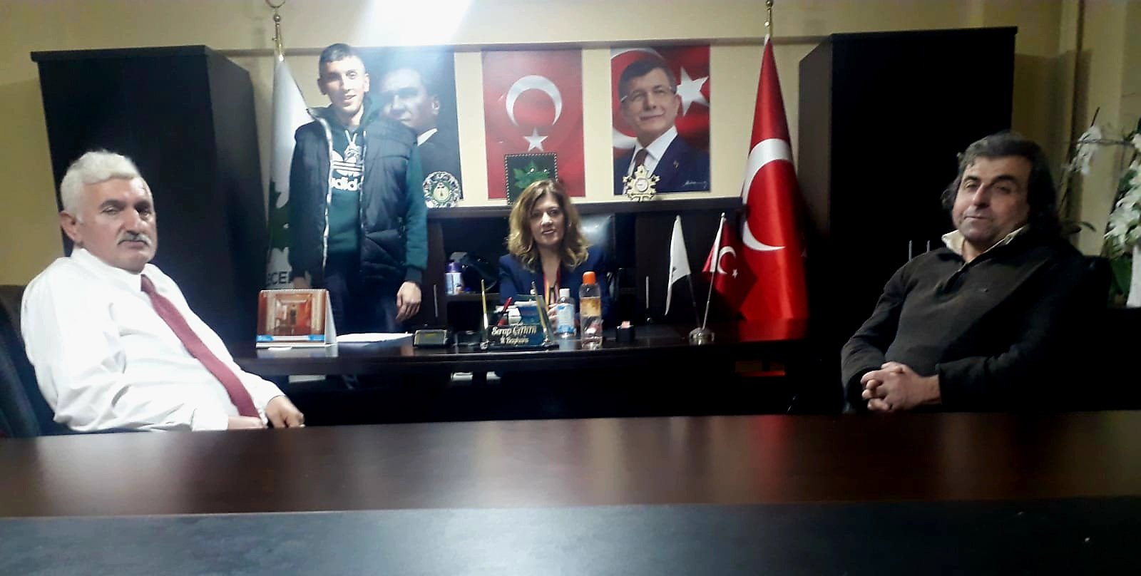 İl Başkanımız Serap Çakır ile tanışmak için il başkanlığımıza gelen ve üye kaydını da gerçekleştirdiğimiz Turhan beye ziyaretinden, Gelecek Partisi'ni tercihinden dolayı birkez daha teşekkür ediyoruz.
