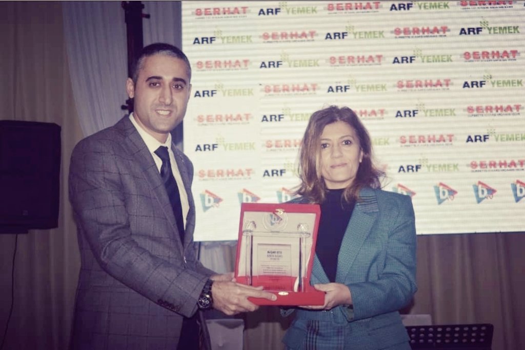 İl Başkanımız Serap ÇAKIR'dan Kadir Avşar'a ödül Takdim Edildi