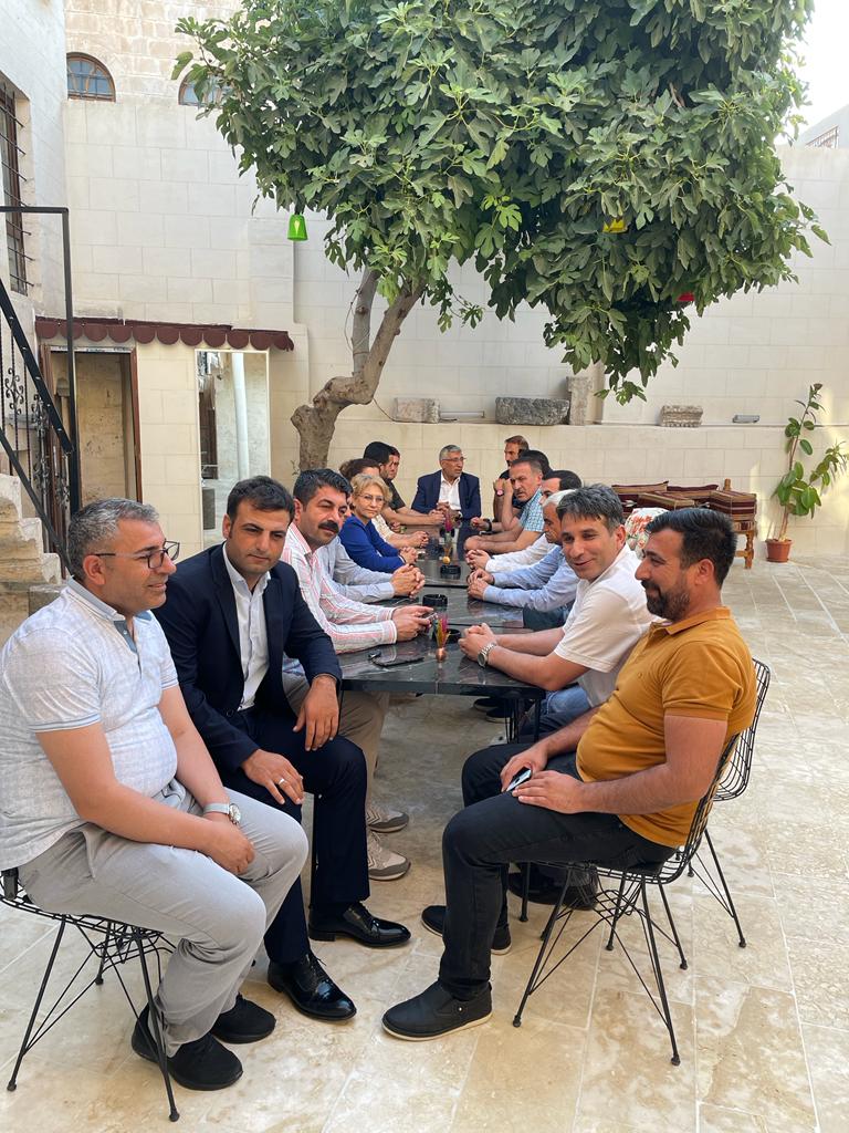 İl Başkanımız, Yönetim Kurulu Üyelerimiz ve Haliliye İlçe Başkan ve yardımcılarımız ile  Mehmet Doğan'ın Sahibi olduğu Şan Cafe ve Butik Hotel'i ziyaret ederek, Hayırlı Olsun dileklerimizi ilettik.