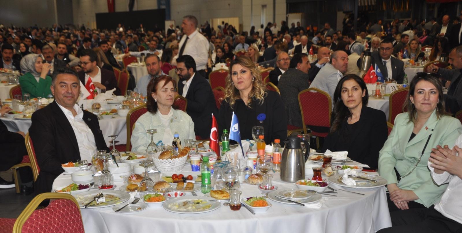 İl Teşkilat Başkanımız Mehmet Bekhan ve İl Kadın Kolları Başkanımız Perihan Toğay, DEVA Partisi İstanbul İl Başkanlığı'nın düzenlediği 'Millet Sofrası' iftar programına katıldı.