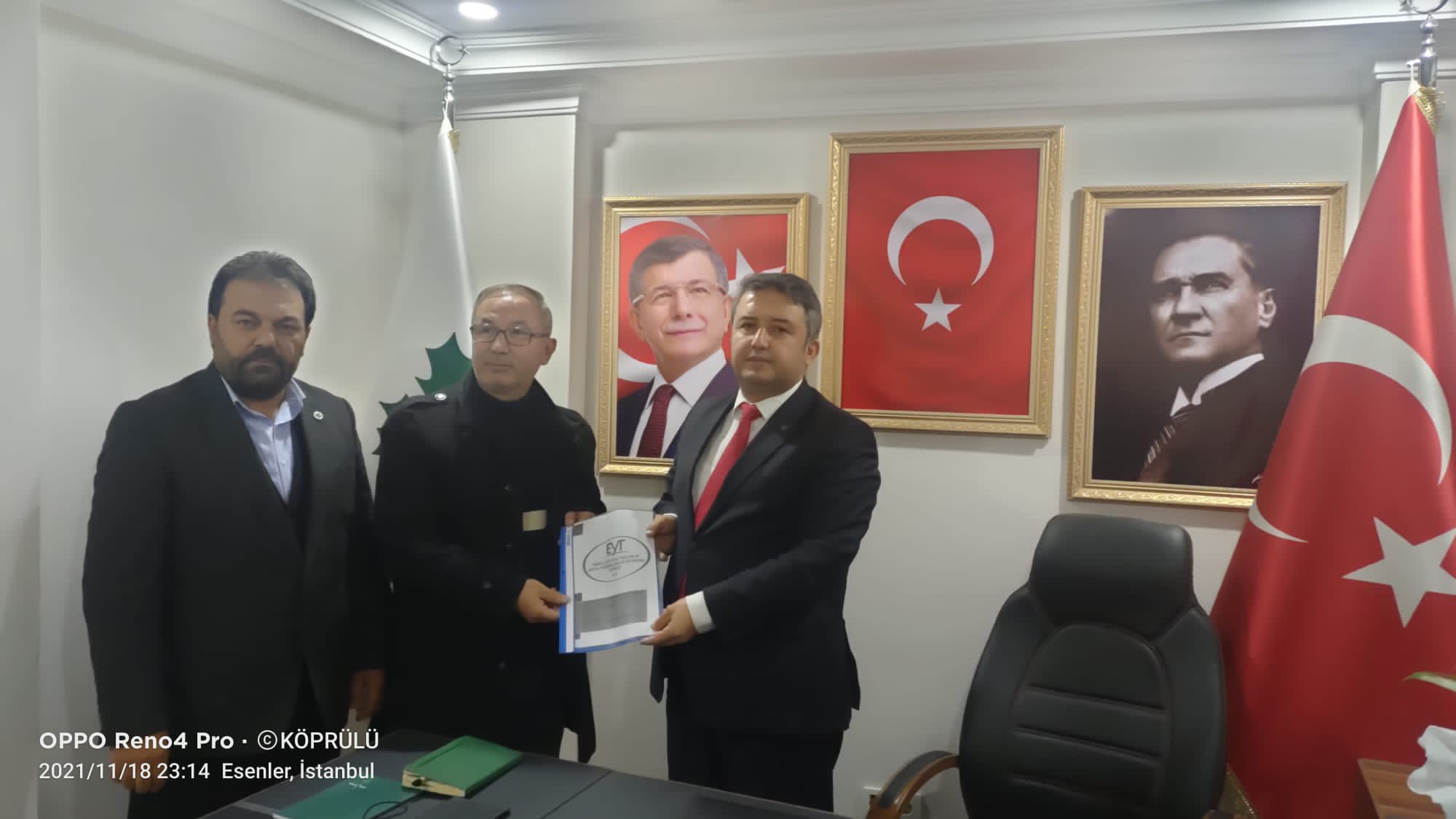 İstanbul EYT Derneği Genel Sekreteri Murat Kızmaz EYT sorunu ile ilgili hazırladıkları raporu İl Başkanımız İsa Mesih Şahin'e takdim etti