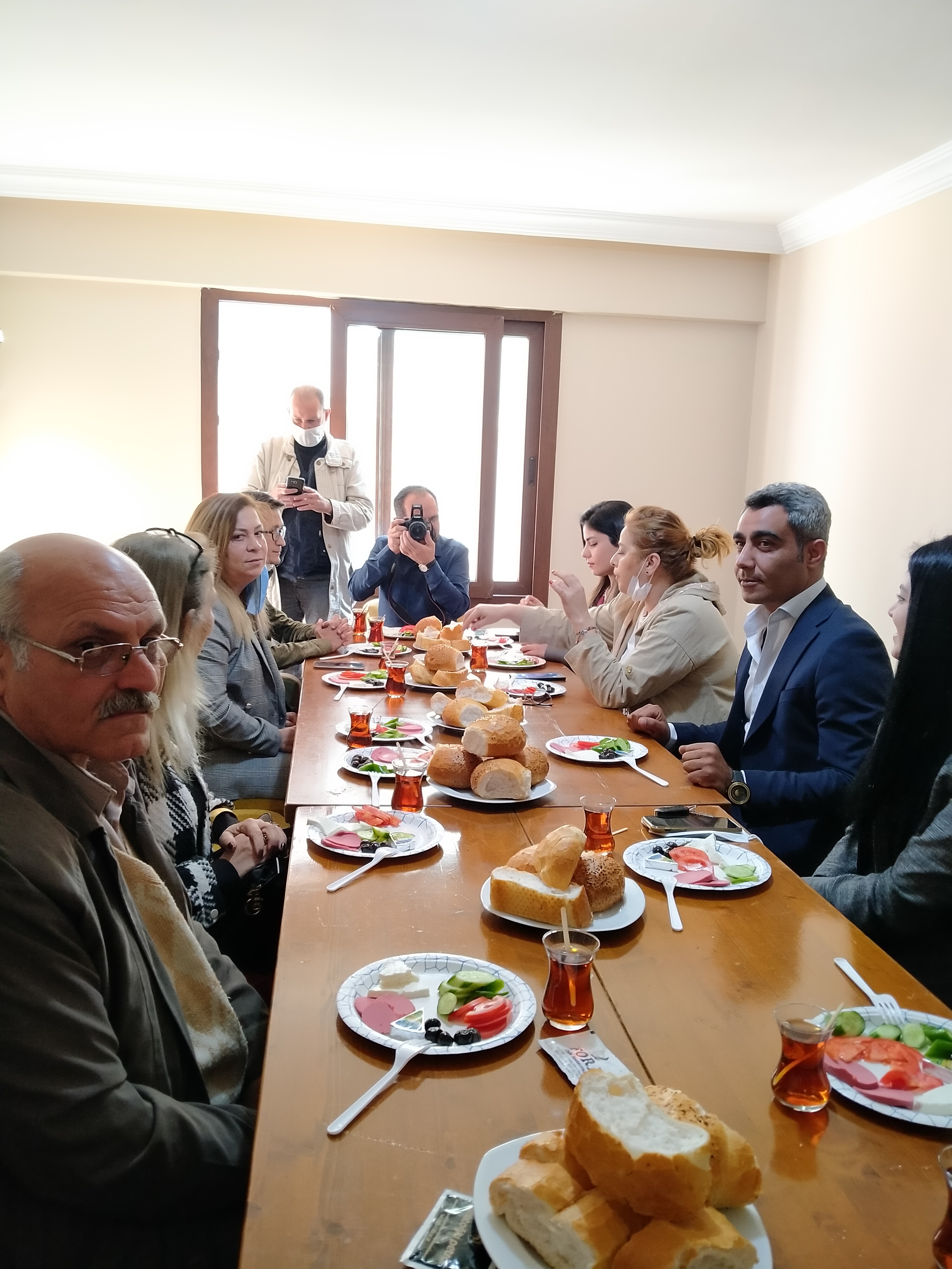 Mersin Gelecek Partisi Teşkilatı olarak Yenişehir ilçe binamızda basın mensuplarına yaptığımız kahvaltı etkinliği ve partimizle ilgili basın açıklaması.