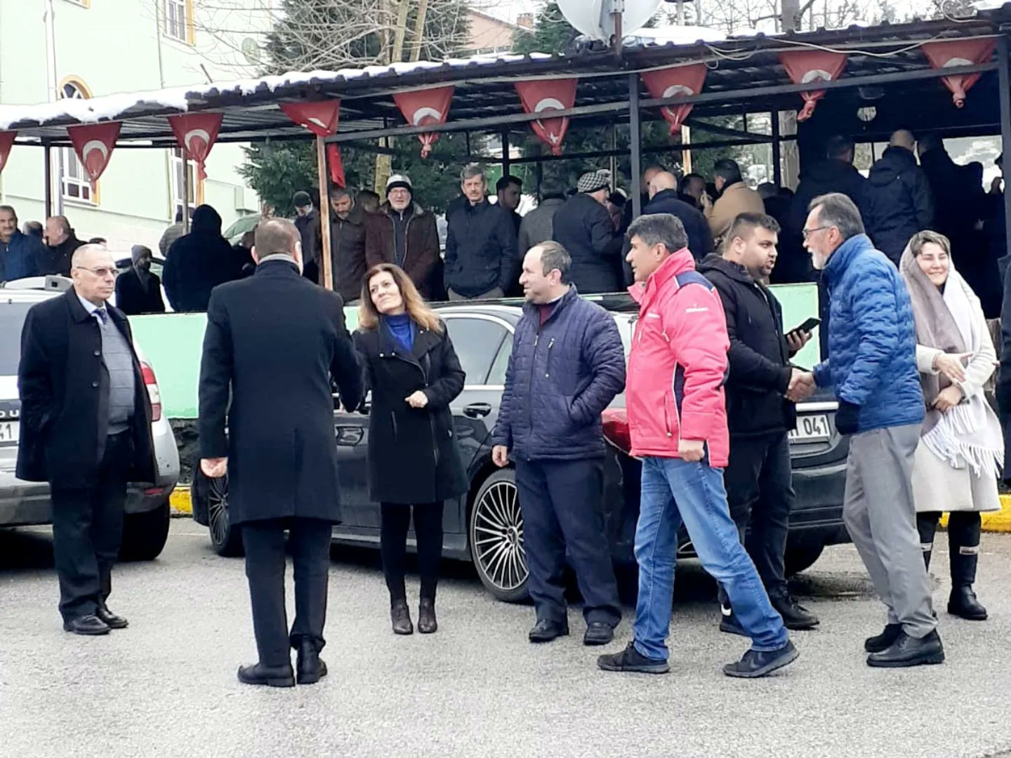  Mustafa Sarı'nın Kartepe Arslanbey Merkez Camii'sinde kılınan cenaze törenine katılarak taziye dileklerimizi ilettik.