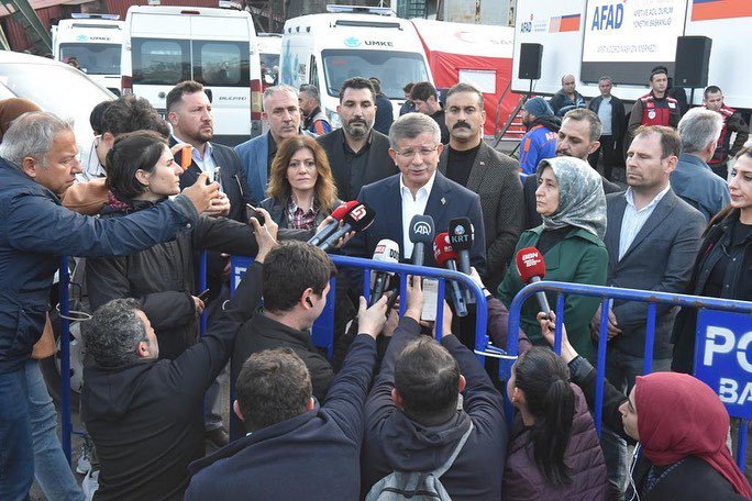 Sayın Genel Başkanımız Ahmet Davutoğlu Madende hayatını kaybeden işçilerimizin ailelerine taziye ziyaretinde bulundu