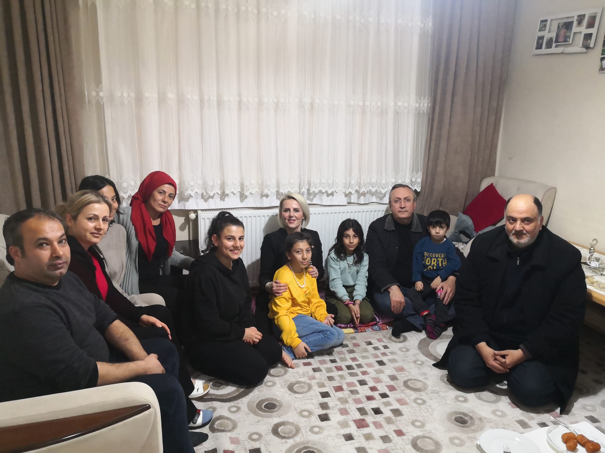 Sayın İl Başkanımız Alpaslan Yıldız,İl Başkan yardımcımız ve kadın kolları başkanımız ile birlikte Bursa’ya yerleşen depremzede aileyi ziyaret etti