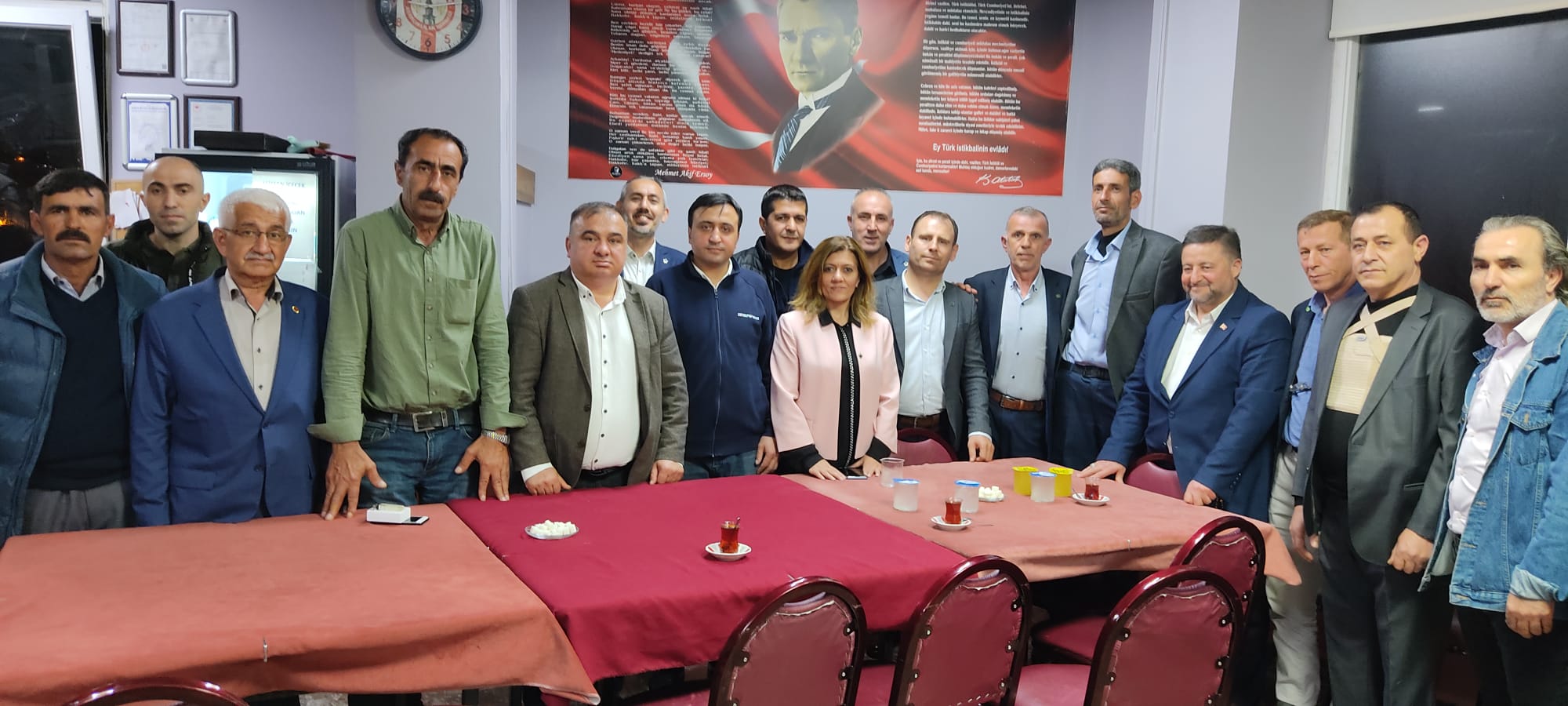 Yavuzselim Mahallesinde iftar sonrası çay içerek sohbet ettik