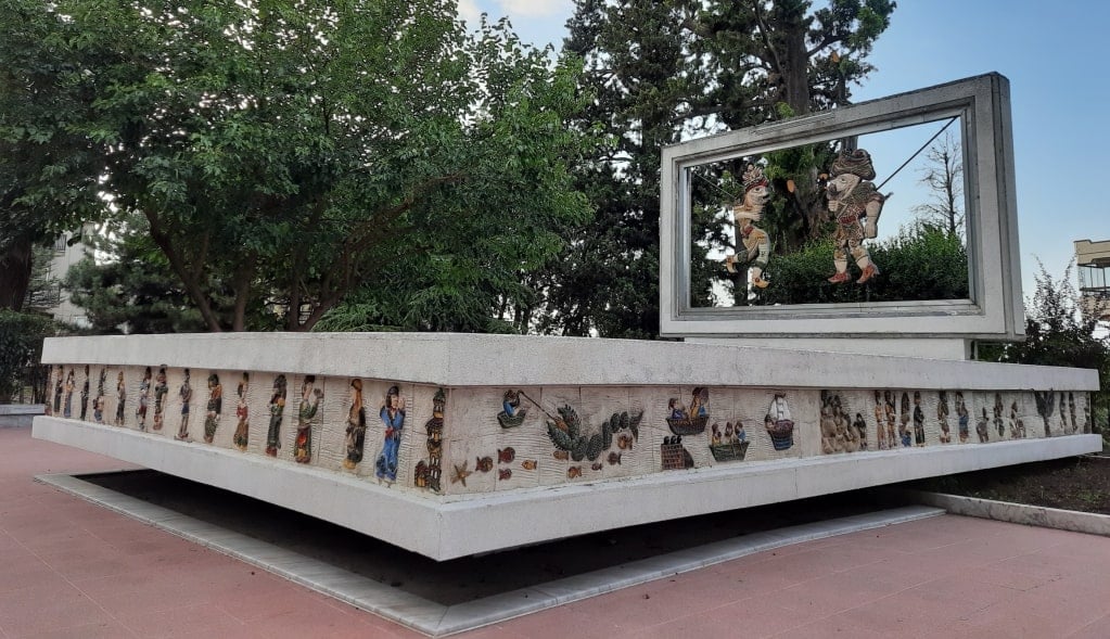 Karagöz Anıtı